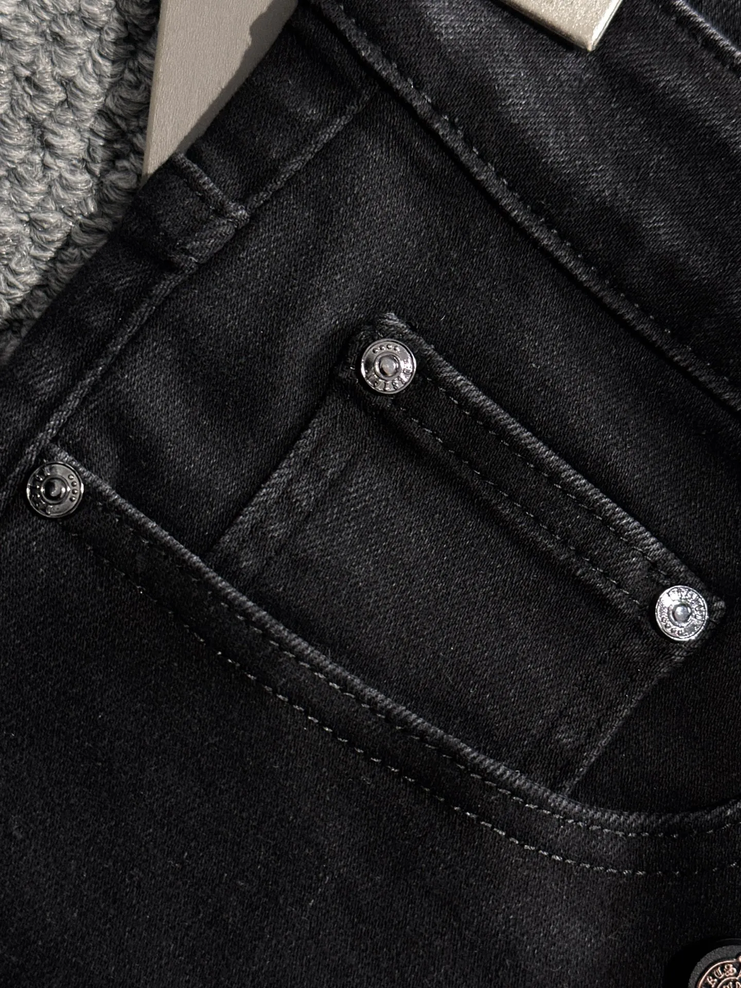 🅿️400 Croxin’s 2025 new four-season hot brick pocket slim-fit jeans trousers are woven from imported Japanese Denim plain cotton denim fabric. They are complete with three standards, simple yet elegant, soft, delicate and comfortable, and the upper body is versatile and fashionable! Light luxury, a must-have item for daily commuting! Code number: 28-40 (please state your height and weight when placing an order)